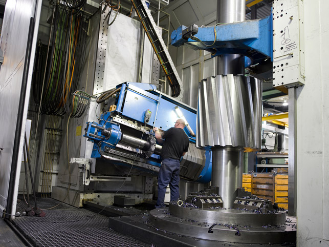 Ritzelwelle für Erzmühle - einteilig geschmiedet, während der Verzahnung