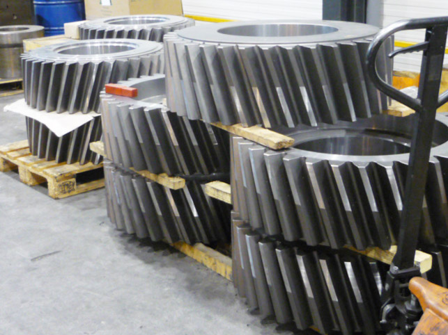 Antriebsritzel Schaufelradbagger - Schmiedestahl 18CrNiMo7-6, Verzahnung einsatzgehärtet und geschliffen, Z=28 m=22 b=920