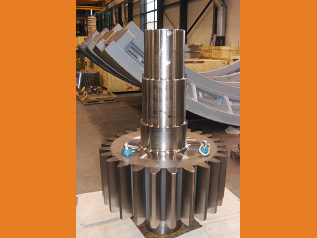 Ritzel Zementofen - Ritzel in 18CrNiMo7-6, Verzahnung einsatzgehärtet und geschliffen, Z=25 m=45, auf Welle montiert