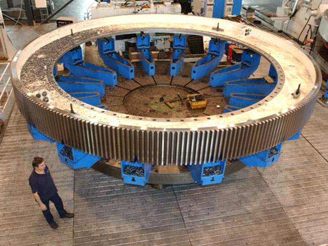 Mühlenzahnkranz in Schweißkonstruktion - geschmiedete Bandage garantiert gleichmäßige Härte über den Umfang und über die Zahnbreite