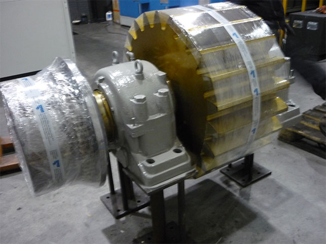 Ritzelwelle mit Kupplungshälfte - Baugruppenmontage mit Wälzlagern, Stehlagern, Kupplung etc.