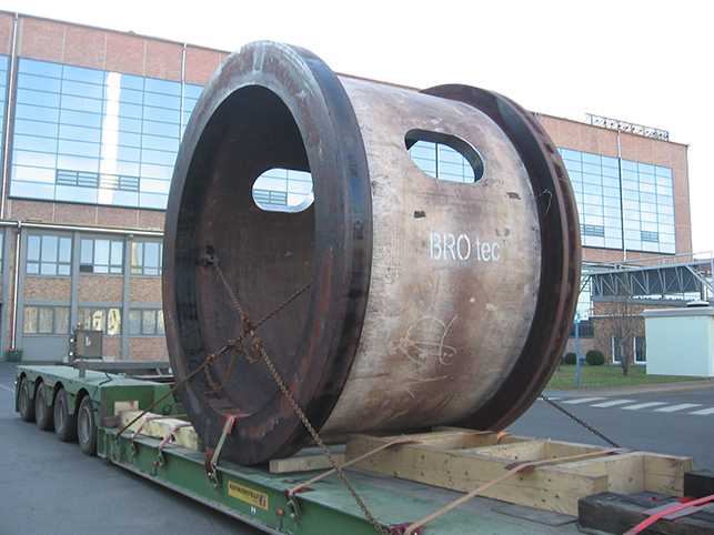 Läuferradnabe - geschweisst, Ø3690/2920x2361mm, 32.500kg, nahtlos gewalzte Ringe, gebogenes Blech Wandstärke 140, Mannlöcher gefräst