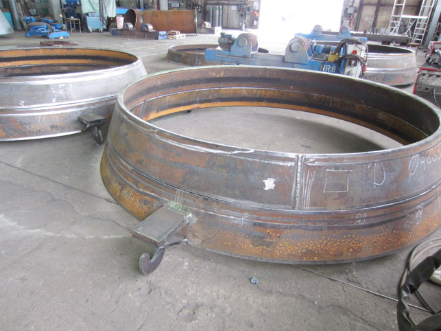 Lichtbogenofen - Herzstück Ober- und Unterteil, aus Blech konisch gewalzt und geschweißt