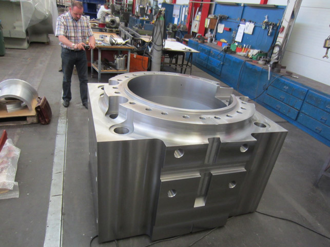 moving crosshead - forged steel S355J2+N, 11,200kg, finish machined