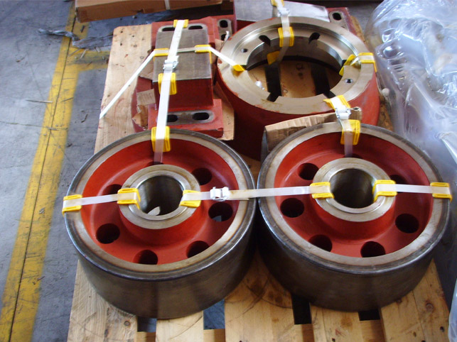 grinding roller - gegossen in G50CrMo4, fertig bearbeitet, Oberfläche gehärtet auf 57HRC 