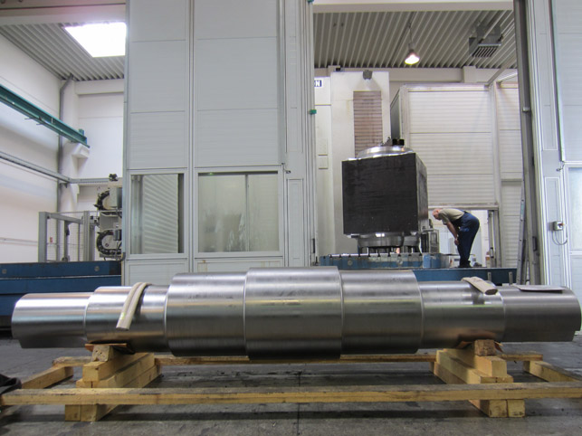 eccentric shaft für crusher - Schmiedestahl 42CrMo4+QT, Ø660x3910mm, 6.700kg, fertig bearbeitet