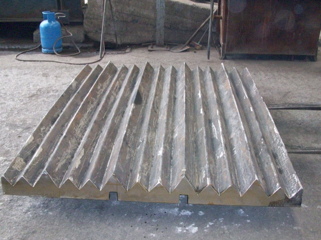 swinging crusher jaw - Stahlguss GX120MnCr13-2, 2039x1660mm, 2.580kg, einbaufertig bearbeitet