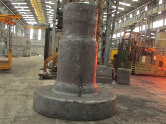 Flanschwelle - Vergütungsstahl, Flanschdurchmesser 2600mm, Höhe 3100mm, Rohgewicht 47.500kg
