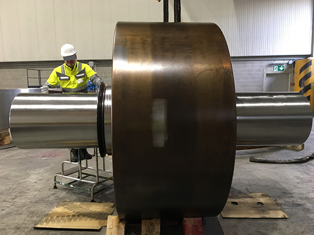 Geschmiedete Laufrolle für Zementofen - Rolle Ø2400x1100 in 36Mn5+QT, Achse Ø910mm in C60E+QT, geschrumpft und bearbeitet