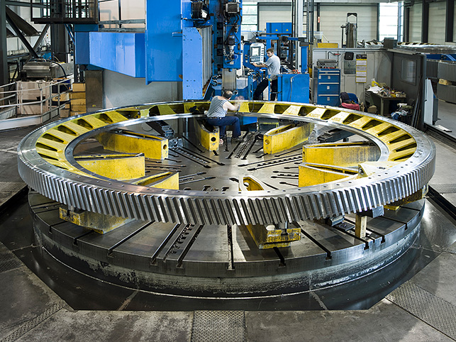 Zahnkranz für Tagebau - in Stahlguss, Z=266 m=24, während der Fertigbearbeitung