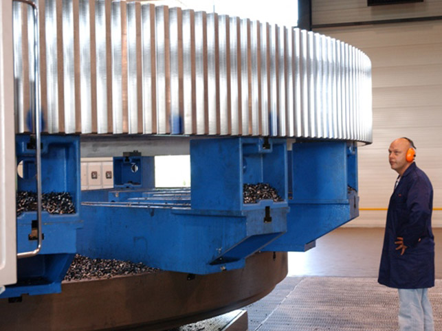 Zahnkranz für Erzmühle - in Sphäroguss, auf der Verzahnungsmaschine (bis Ø30m)