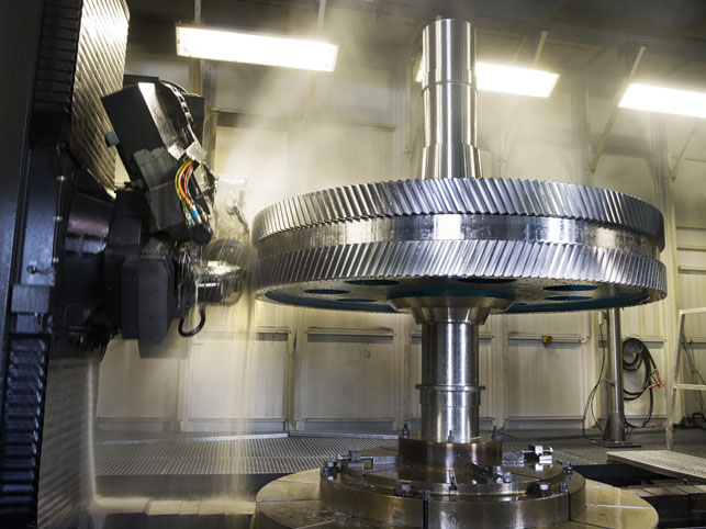 Zahnrad - mit eingezogener Achse, auf der Zahnflankenschleifmaschine