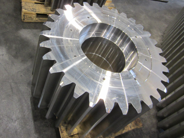 Ritzel und Ritzelwelle für Zementmühle - aus Schmiedestahl, fertig bearbeitet und verzahnt