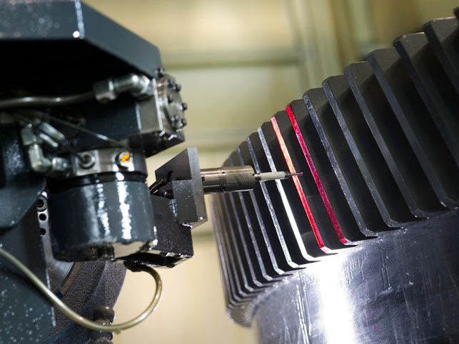 Zahnrad - bei der Maßkontrolle auf der Zahnflankenschleifmaschine